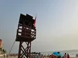 Izada la bandera roja y prohibido el baño en las playas de Cádiz por el fuerte oleaje y la 'resaca'