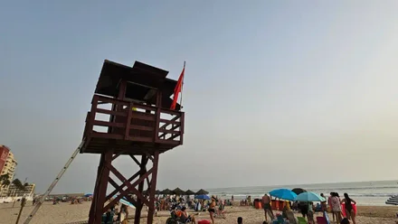 Izada la bandera roja y prohibido el baño en las playas de Cádiz por el fuerte oleaje y la 'resaca'