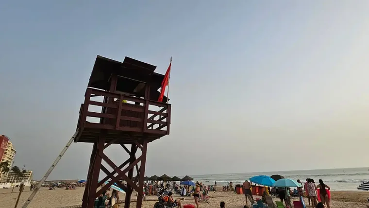 Izada la bandera roja y prohibido el baño en las playas de Cádiz por el fuerte oleaje y la 'resaca'