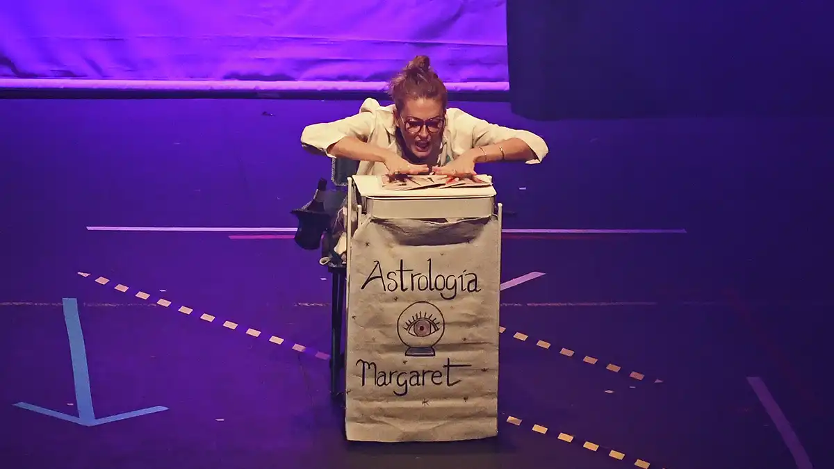 Beatriz Torres interpreta sobre el escenario, con luz cálida y gesto intenso, una escena de la obra Toma tu puta vida en el Anfiteatro de Zahora.