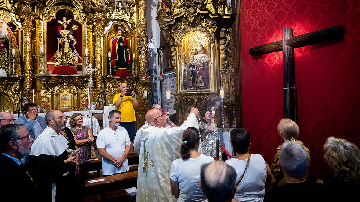Momento de la bendición de la nueva cruz arbórea que portará el Nazareno de Santa María en la peregrinación de extramuros.