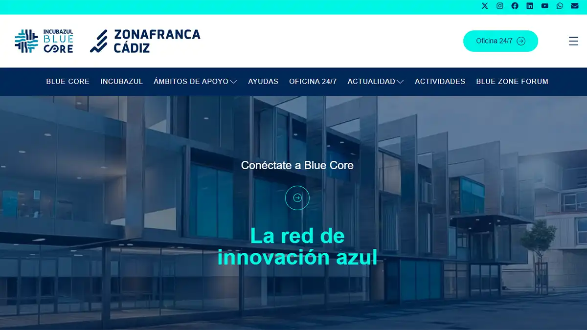 Captura de la página principal del Campus Blue Core en un ordenador portátil. La pantalla muestra el diseño moderno de la web con menús y accesos a cursos online gratuitos sobre economía azul, innovación y emprendimiento.