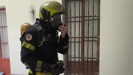 Un bombero con la mascara antigases en plena intervención en el incendio declarado a primeras horas de la tarde en la calle Sagasta de Cádiz.