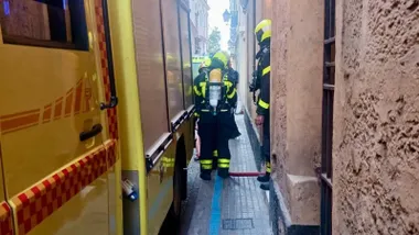 Gran despliegue en el Mentidero por un incendio en la calle Bendición de Dios de Cádiz