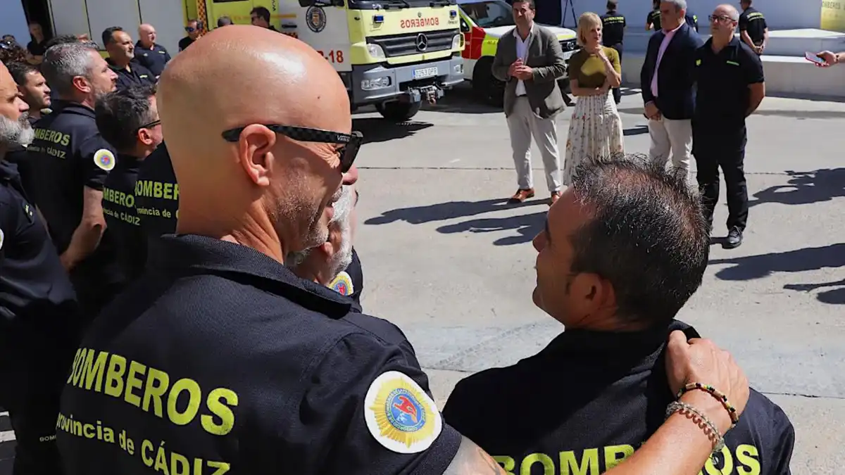 Un grupo de bomberos escucha las intervenciones de autoridades civiles y del gerente del consorcio.