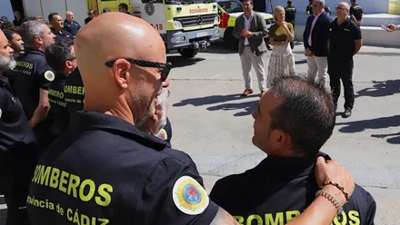 Un grupo de bomberos escucha las intervenciones de autoridades civiles y del gerente del consorcio.