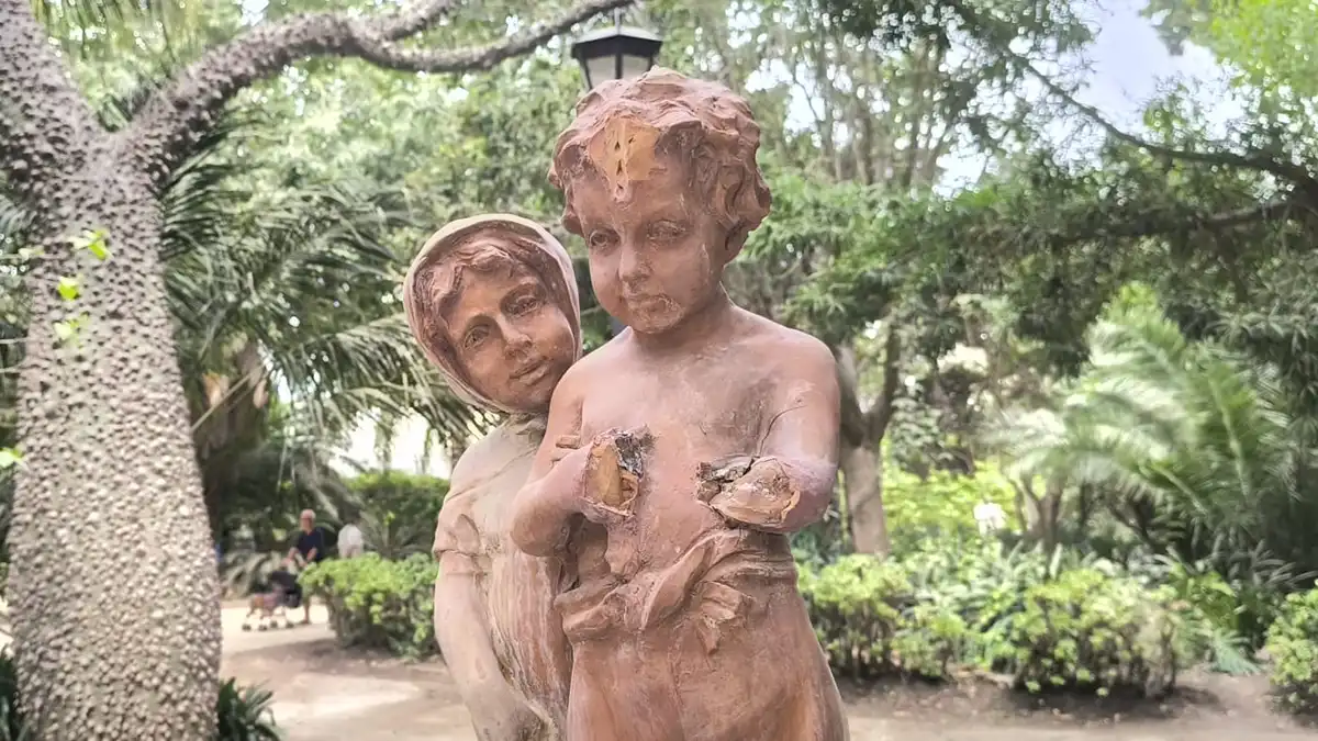La réplica de la escultura de los Niños del Paraguas sin brazos ni paraguas, tras el acto vandálico.