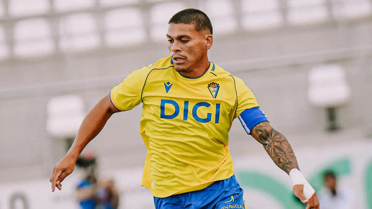 Brian Ocampo con el brazaleta de capitán del Cádiz en el amistoso ante el Al-Ettifaq
