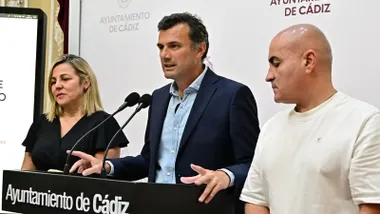 El alcalde de Cádiz, Bruno garcía, junto a dos de sus concejales.