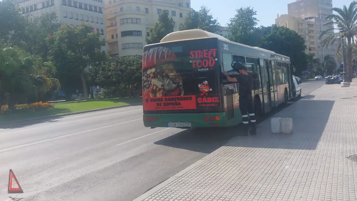 Quinto autobús urbano de Cádiz averiado en solo cuatro días. El vehículo, con más de 20 años de servicio, sufrió rotura de radiador y generó una gran humareda mientras llevaba pasajeros a bordo.