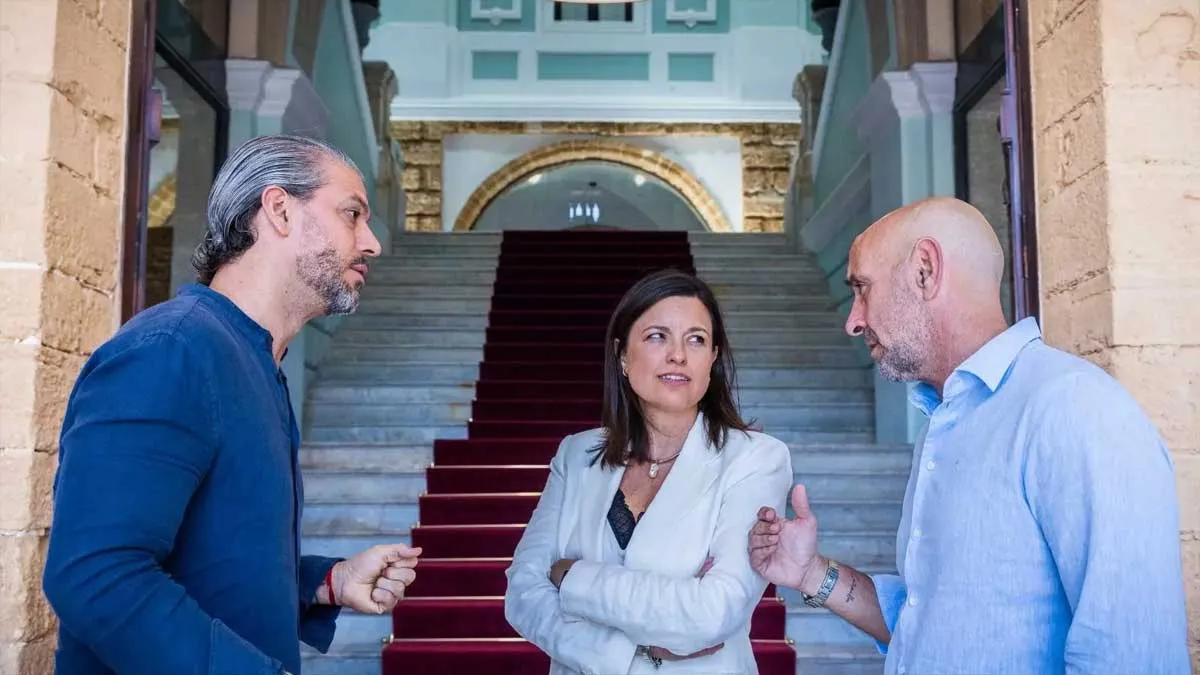 Patricia Cavada, con chaqueta celeste, junto a René Ramos -de azul- y Monchi, con -camisa celeste-.