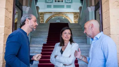 Patricia Cavada, con chaqueta celeste, junto a René Ramos -de azul- y Monchi, con -camisa celeste-.
