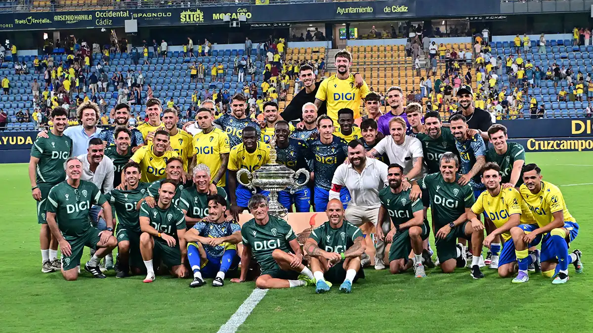Jugadores, cuerpo técnico y auxiliares del Cádiz CF posan con el trofeo tras imponerse al Cördoba CF en los penaltis.