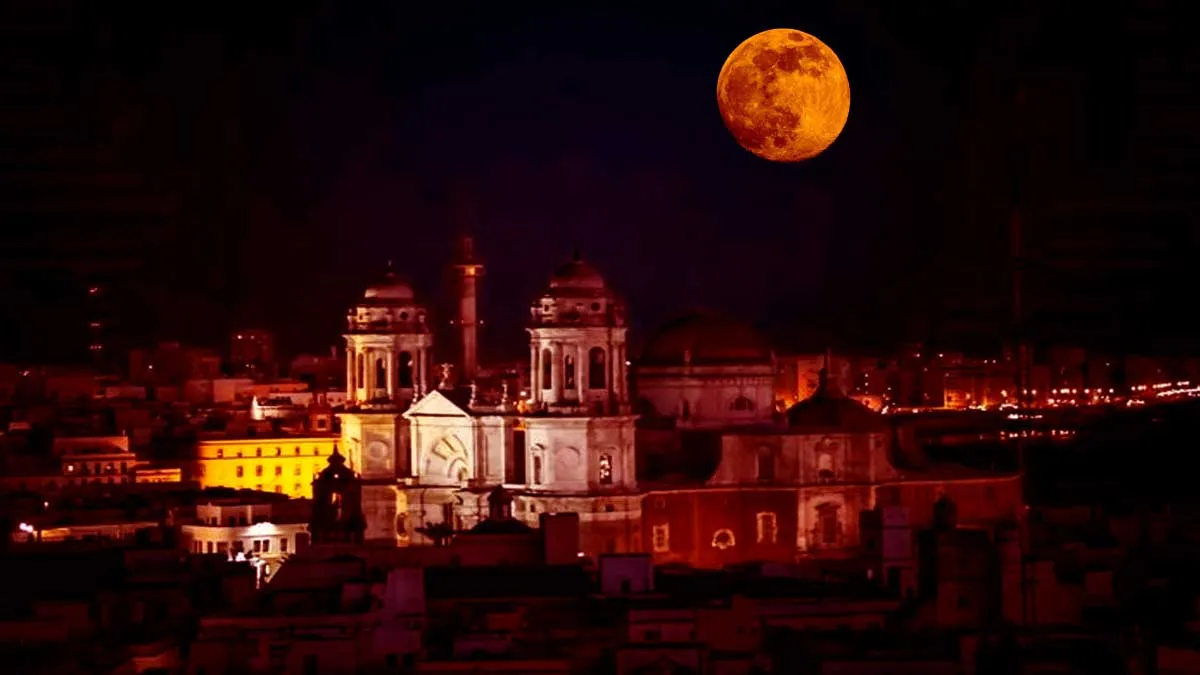 Superluna del Esturión, en tonos rojizos, sobre Cádiz.