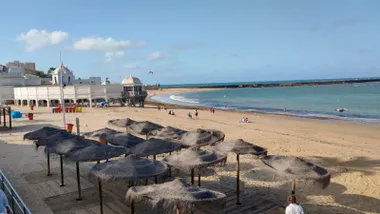 Imagen de la playa de La Caleta en Cádiz, con el mar en calma, nubes bajas y apenas bañistas en la mañana del jueves 28 de agosto.