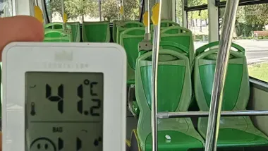 Termómetro digital dentro de un autobús urbano marcando 41 grados centígrados durante un día de calor extremo