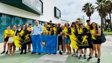 Miembros de "Vida San y Feliz" en San Fernando vistiendo de amarillo y negro.