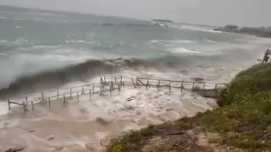 La marea arrasa con la pasarela y el chiringuito de la playa de los Caños de Meca.