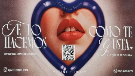 Cartel que muestra una boca de una chica en el interior de un corazón azul y mensajes sugerentes.
