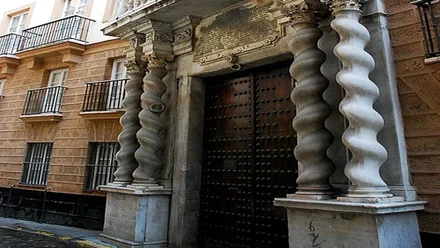 Fachada de la Casa de las Columnas, con columnas salomónicas y gran portón de madera.