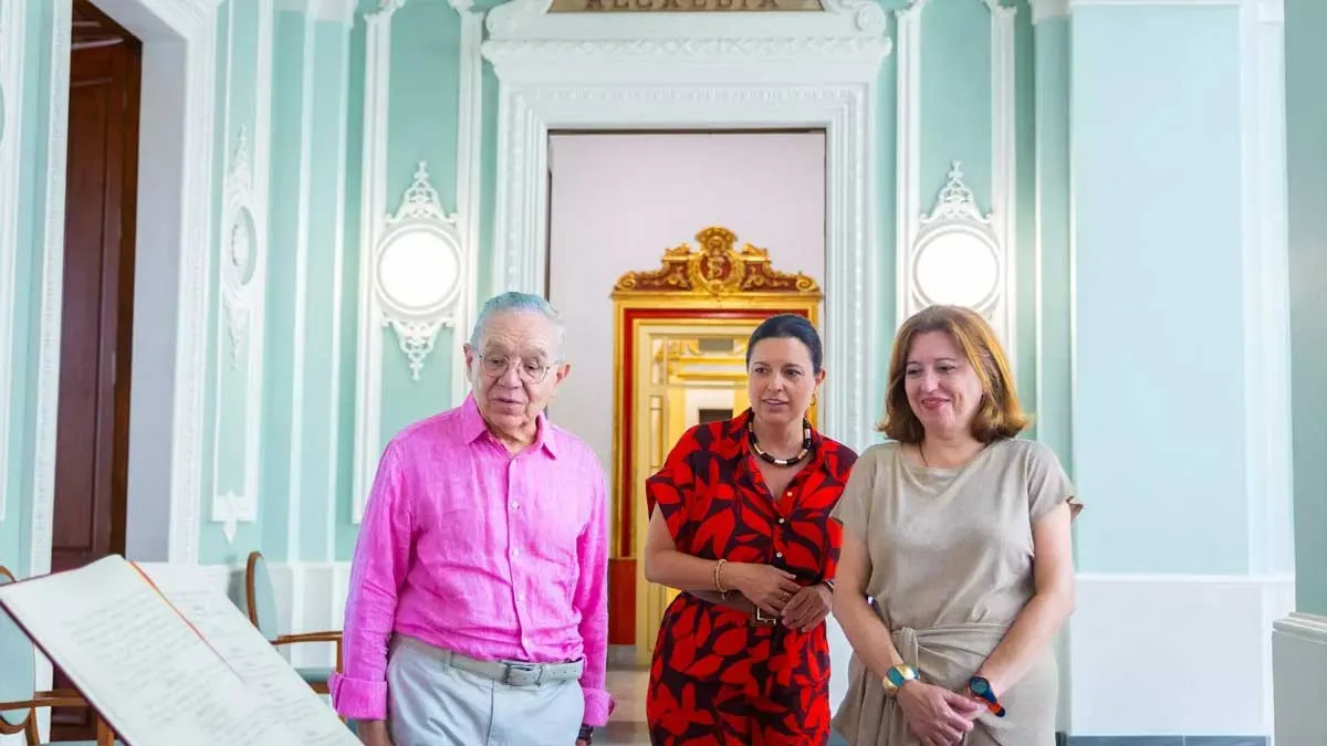 La alcaldesa, Patricia Cavada, con un vestido estampado en rojo y negro, junto a los miembros de la UCA.