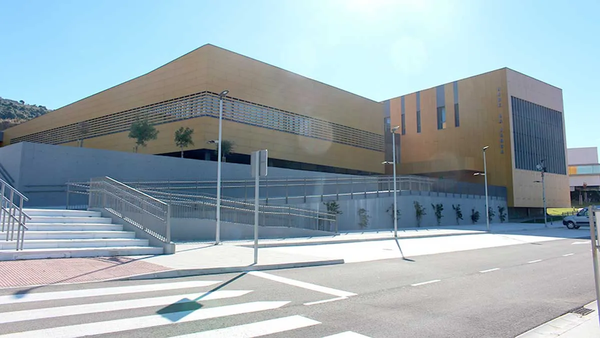 Fachada en ladrillos del Centro de Salud de La Janda, con amplitud.