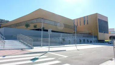 Fachada en ladrillos del Centro de Salud de La Janda, con amplitud.