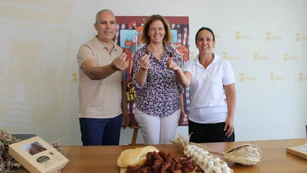 Manuela Pérez y los organizadores de la VIII Fiesta del Chicharrón.