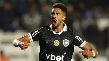 El ex delantero del Cádiz CF Chris Ramos celebra con el gesto de "estoy aqui" su primer gol con el Botafogo con el que ponía por delante a su equipo en ese momento. Luego logró otro tanto.