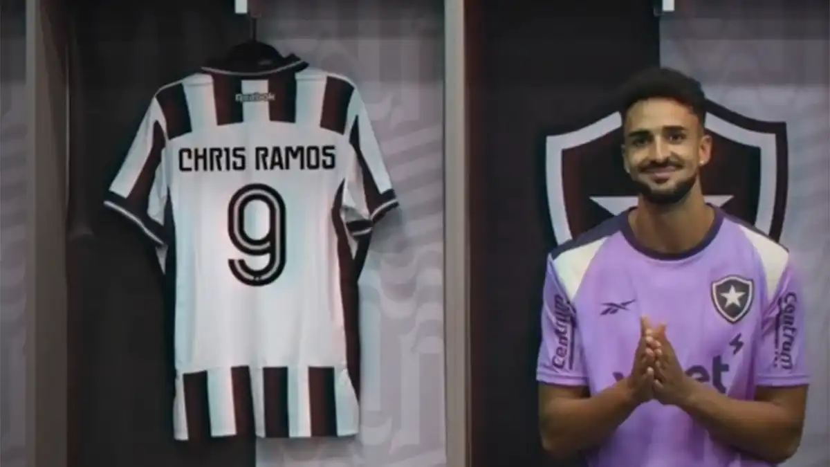 Imagen del anuncio del Botafogo de la llegada de Chris Ramos, sentado en su vestuario con una camiseta con el 9 con su nombre.