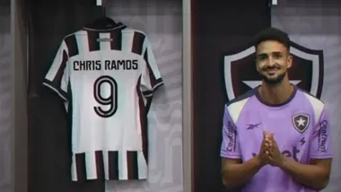 Imagen del anuncio del Botafogo de la llegada de Chris Ramos, sentado en su vestuario con una camiseta con el 9 con su nombre.