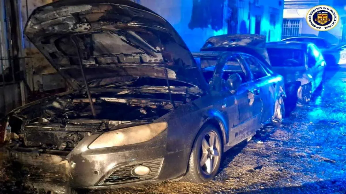 Imagen nocturna en el que se ven los coches calcinados en el incendio.