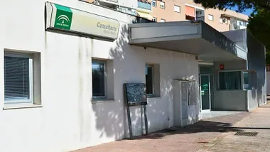 Fachada encalada en blanco del Consultorio médico Río San Pedro.