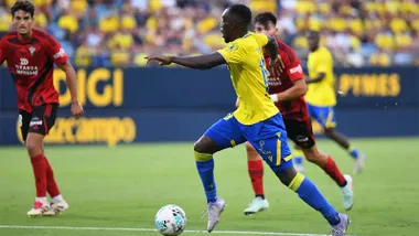 El jugador del Cádiz CF Diarrá conduce el balón en el choque ante el CD Mirandés.