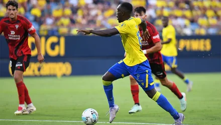 El jugador del Cádiz CF Diarrá conduce el balón en el choque ante el CD Mirandés.