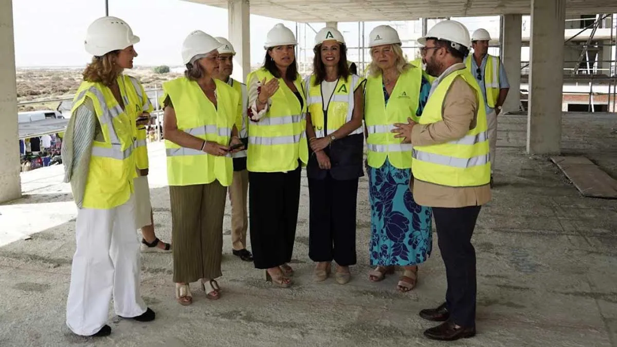 Autoridades con chalequillos reflectantes visitando obras de vivienda en San Fernando.
