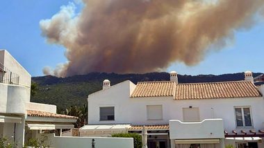 Imagen del fuego en la Sierra de Plata, en Tarifa