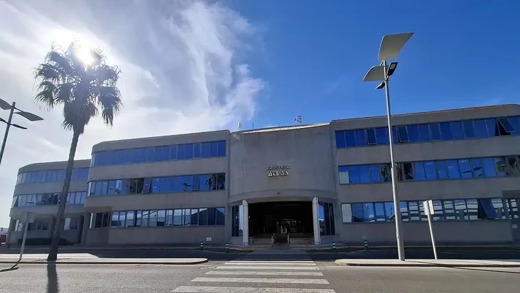 Vista frontal del edificio Atlas en la Zona Franca de Cádiz, un moderno inmueble de fachada acristalada y líneas rectas, rodeado de zona urbana y destinado a albergar empresas tecnológicas e innovadoras.