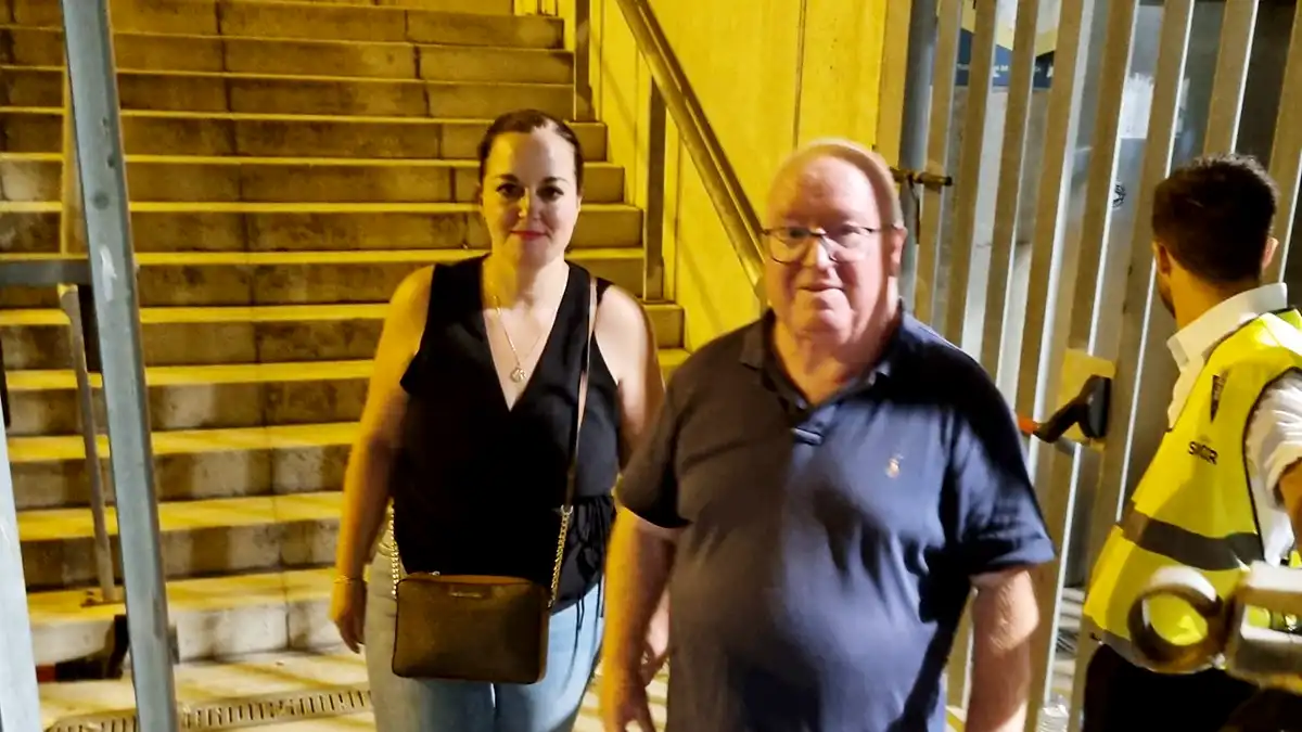 Elena y Carlos Medina abandonando el Estadio Mirandilla