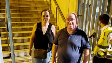 Elena y Carlos Medina abandonando el Estadio Mirandilla