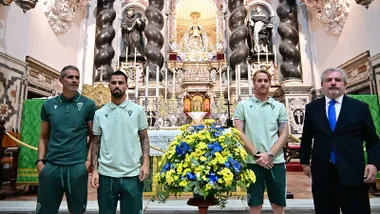 Dos capitanes del Cádiz CF, el entrenador Gaizka Garitano y el presidente Manuel Vizcaíno colocan un ramo de flores ante la imagen de la Virgen del Rosario.