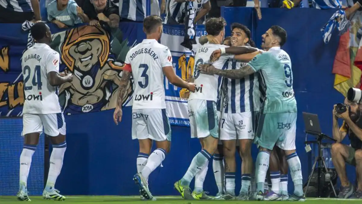 Imagen de los jugadores del Leganés con camiseta blanca manchada de verde brillante en varias zonas