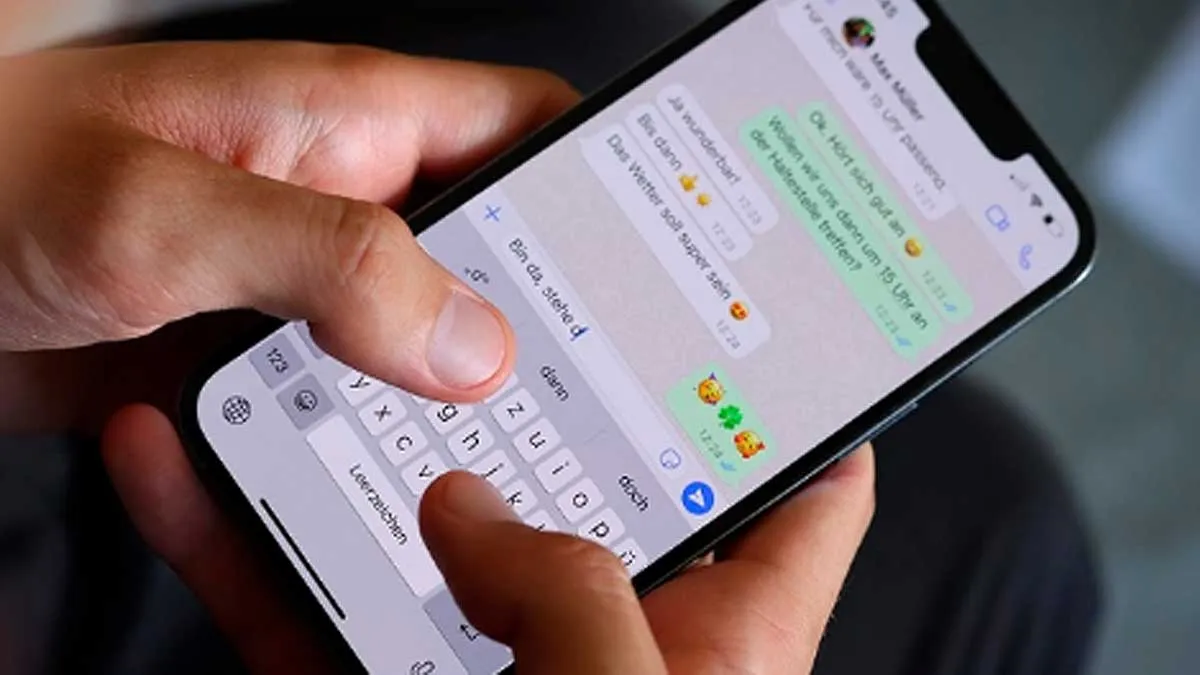 Persona escribiendo un mensaje en un teléfono móvil, usa la mensajería Whatsapp.