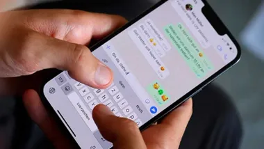 Persona escribiendo un mensaje en un teléfono móvil, usa la mensajería Whatsapp.