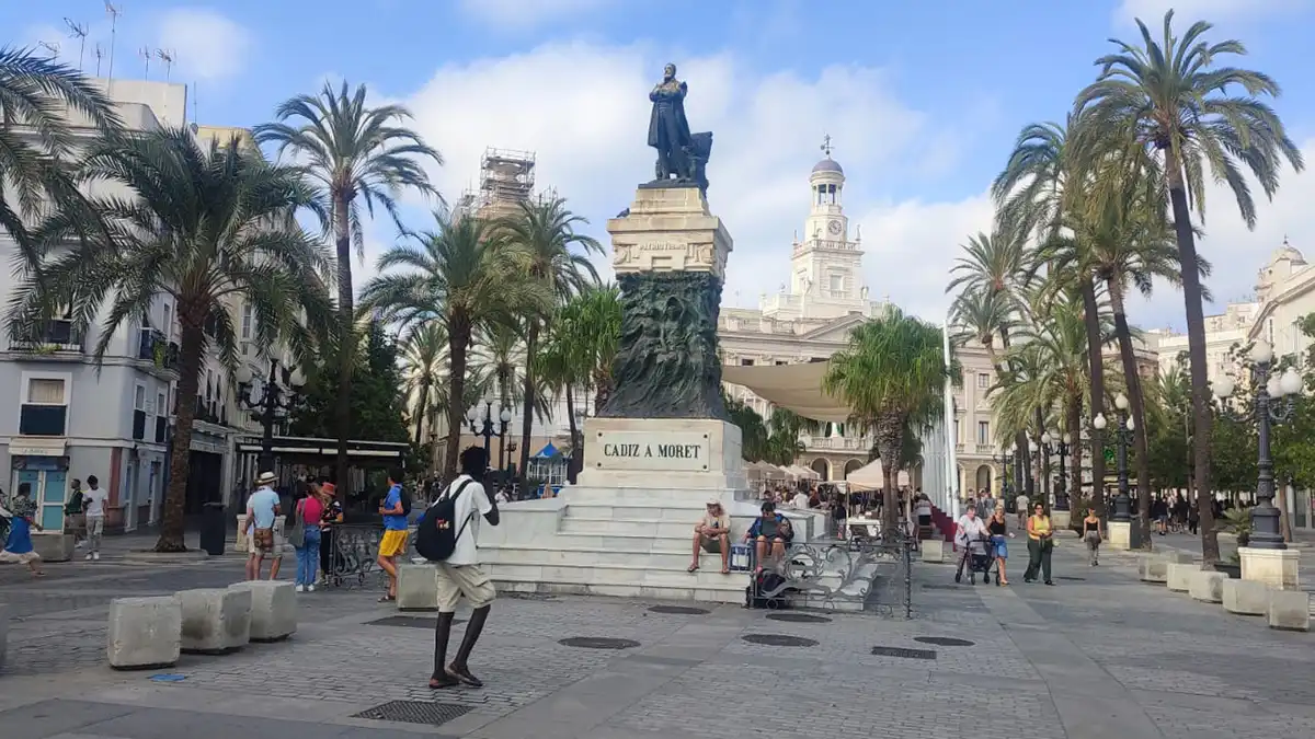 Imagen de la Plaza de San Juan de Dios este 20 de agosto con cielos con algunas nubes y sensación de humedad