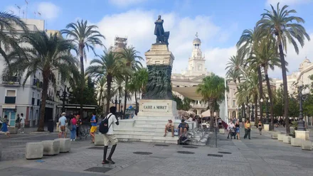 Imagen de la Plaza de San Juan de Dios este 20 de agosto con cielos con algunas nubes y sensación de humedad