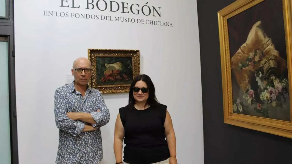Susana Rivas, con camisa negra, en el Museo de Chiclana con bodegones en las paredes.