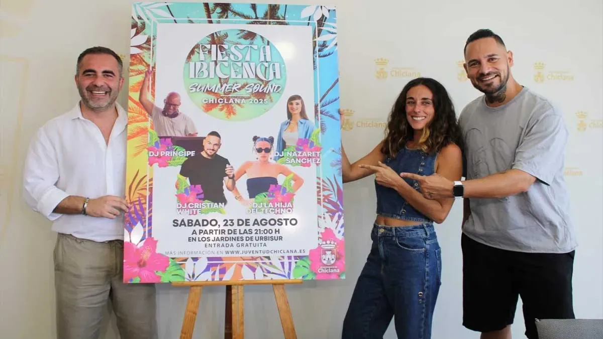 El delegado junto a los organizadores de la fiesta ibicenca en Chiclana.
