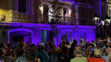 Balcón, con iluminación azul, desde el que canta la cantaora en Cádiz.