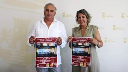 Mané y Martínez Rico en la presentación y sosteniendo el cartel con las manos.